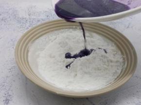 紫甘蓝汁加热、趁热用筷子把淀粉拌均匀（小麦淀粉180克、马铃薯淀粉60克、称重混合均匀再加紫甘蓝汁）