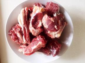 羊排洗净斩块