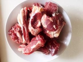 羊排洗净斩块