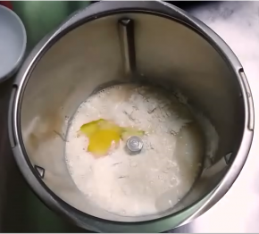 制作中种：把中种材料放入揉面锅中