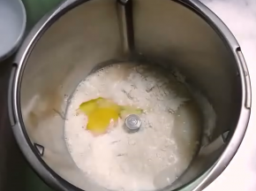 制作中种：把中种材料放入揉面锅中