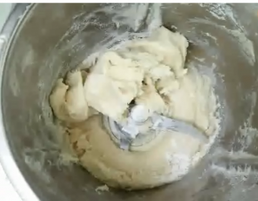 主面团材料除黄油外放入揉面工具中，加入中种，继续揉面