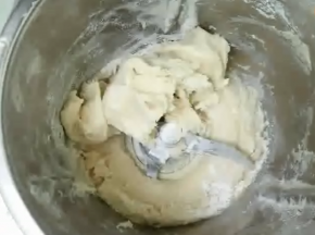 主面团材料除黄油外放入揉面工具中，加入中种，继续揉面