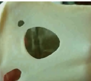 揉到面团比较光滑，扯开面团，能拉出膜，膜的洞口有锯齿状，加入黄油