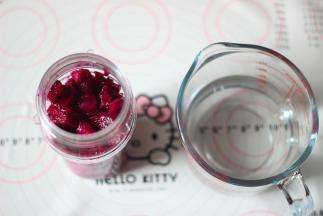 火龙果肉放入料理杯中