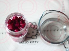 火龙果肉放入料理杯中