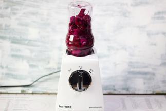 火龙果肉和水打成火龙果汁