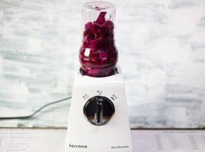 火龙果肉和水打成火龙果汁