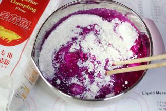 倒入火龙果汁和盐