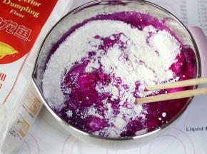 倒入火龙果汁和盐