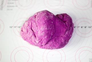 揉成干硬的面团