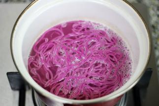 9：煮一锅开水，煮面啦（中途加两次冷水，将面条煮透）