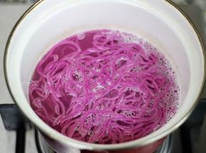 9：煮一锅开水，煮面啦（中途加两次冷水，将面条煮透）