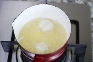 另起一锅，加入生抽和鱼丸，用中火煮熟