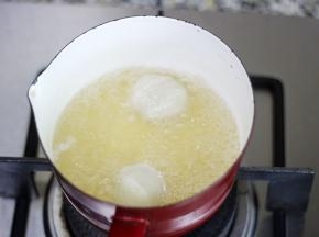 另起一锅，加入生抽和鱼丸，用中火煮熟