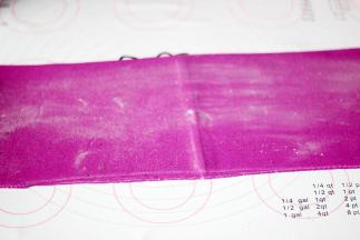 用压面机将面团擀成2-3mm厚的面片（或者用擀面杖擀成面片）