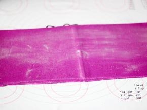 用压面机将面团擀成2-3mm厚的面片（或者用擀面杖擀成面片）