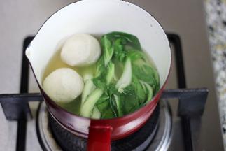 待鱼丸浮起，表示鱼丸已熟，放入白菜烫30秒就可以关火