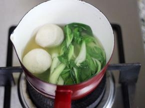 待鱼丸浮起，表示鱼丸已熟，放入白菜烫30秒就可以关火