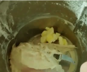 加入软化的黄油，继续揉面