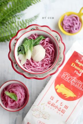 碗中盛入面条，淋麻油，放入鱼丸和蔬菜即可