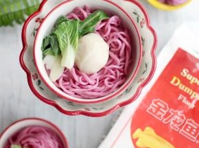 碗中盛入面条，淋麻油，放入鱼丸和蔬菜即可