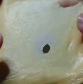 揉到面团表面光滑，扯开洞口光滑，就可以了