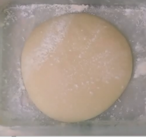 取出揉好的面团，放置30分钟左右。