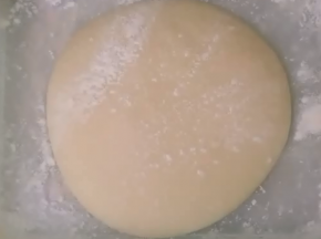 取出揉好的面团，放置30分钟左右。