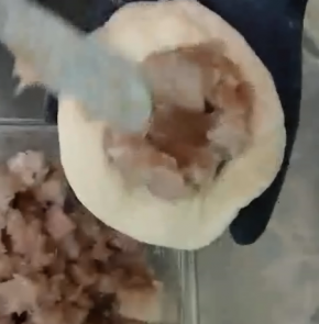 松弛好的面团，拍扁，包入芋头丁，放置最后发酵