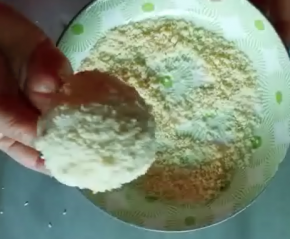 发酵好的面团，表面喷水，粘椰蓉酥粒