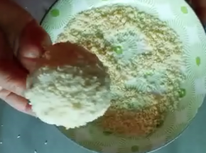 发酵好的面团，表面喷水，粘椰蓉酥粒