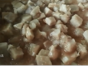 芋头丁做法： 芋头切小块备用。锅里放入水，冰糖，煮开后，放入芋头，小火煮到芋头变软，捞出芋头，把锅里的糖水煮到浓稠，放回芋头丁，翻炒到比较干，放冷后使用。