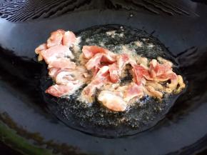 锅内放油烧热，放入肉片翻炒片刻
