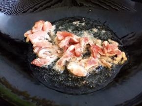 锅内放油烧热，放入肉片翻炒片刻