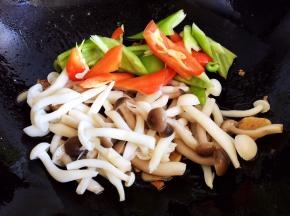 放入蘑菇和青椒红椒翻炒