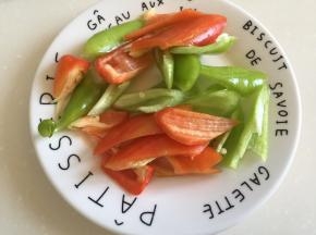 青椒红椒切块