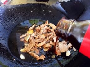 放入蚝油翻炒均匀