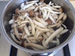 锅内烧开水，放入蘑菇焯水半分钟