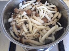 锅内烧开水，放入蘑菇焯水半分钟