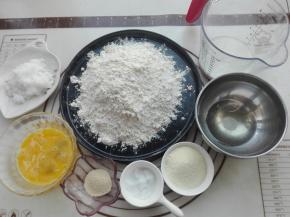 首先我们先将所有食材全部准备好，以方便制作起来更容易操作。