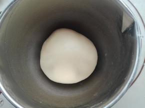 将所有食材全部混合，揉成三光面团，即手光（也就是揉完面团后，手上是干净的）、面光（即面团表面是揉的光滑的）、盆光（揉好后面团，盆是干净的），如图所示。