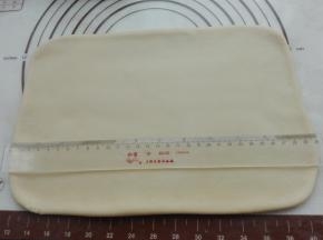 同样用擀面杖将其擀制的面片的长度约为30CM，如图所示。
