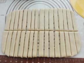 将其切成长条，先从长度横向中间切开，然后竖向切成均等宽度大小的长条，如图所示。