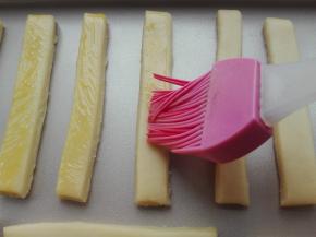 将其表面刷上一层蛋黄液，将其晾干（只取蛋黄，刷上薄薄的一层蛋黄液），如图所示。