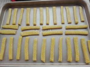 依次刷完蛋黄液，用叉子划好纹路，然后在表面盖上保鲜膜，进行发酵，也可以直接室内进行发酵，发酵时间约为1个小时，还可以选择烤箱发酵功能来发酵。