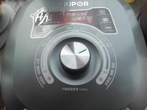 为了防止做的奶纹棒小面包烙制过程中膨大变形，将其电饼铛旋转至最高度，35CM的高度，如图所示。