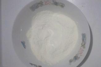 盐加入面粉中搅拌均匀