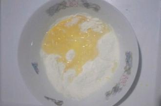 加入鸡蛋液和清水