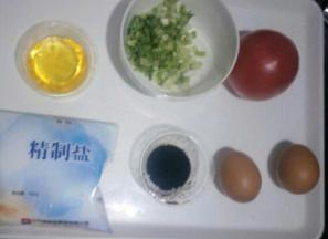 准备食材二，西红柿洗净切小丁(留出两片做装饰)，葱切葱花，韭菜切段